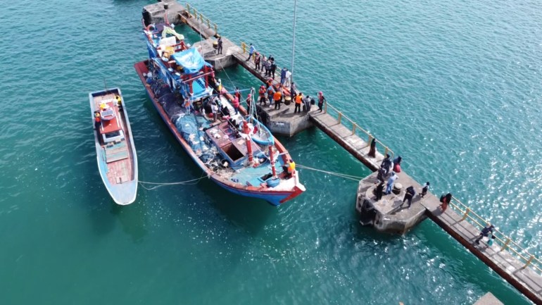 2ww-1729784363 جنوب آتشيه تقبل نزول اللاجئين الروهنغيا من قاربهم...وقارب روهنغيين آخر يصل إلى شمالي سومطرا الجزيرة