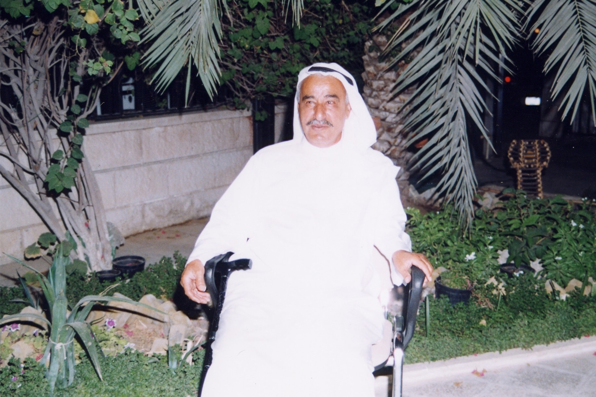 ... وفي حديقة منزله