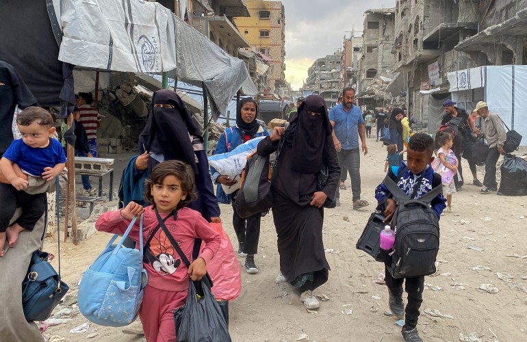 Displaced Palestinians make their way as they flee areas in northern Gaza Strip following an Israeli evacuation order, amid the Israel-Hamas conflict, in Jabalia, October 6, 2024. REUTERS/Hussam Al-Zaanin