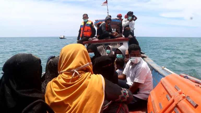 6sdf-1729784383 جنوب آتشيه تقبل نزول اللاجئين الروهنغيا من قاربهم...وقارب روهنغيين آخر يصل إلى شمالي سومطرا الجزيرة