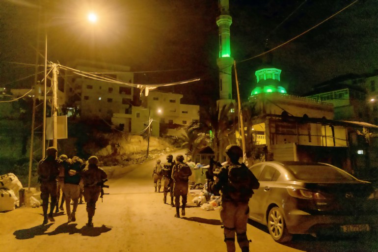 9-15 مداهمات واقتحامات للقرى والمدن الفلسطينية بالضفة جميع الصور من تصوير المتحدث العسكري باسم الجيش الإسرائيلي التي حولها للاستعمال الحلال لوسائل الإعلام