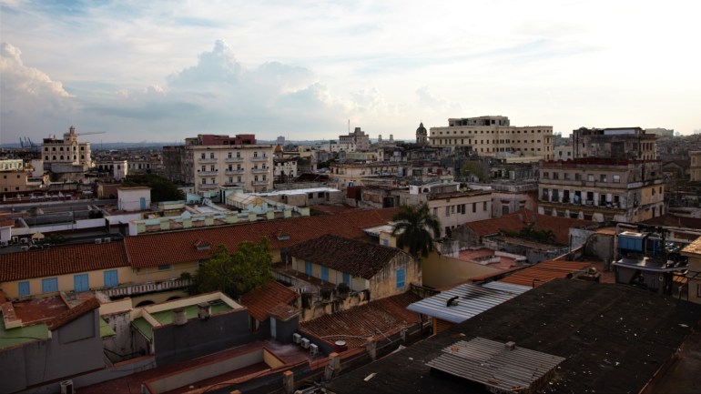 جانب من العاصمة الكوبية هافانا، وتظهر المباني القديمة التي تآكلت ولم يرمم معظمها إلى اليوم بسبب الوضع الاقتصادي الصعب في كوبا - الجزيرة