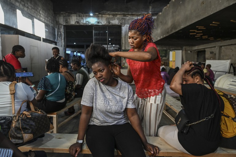 خلفت آلة العدوان الإسرائيلي على لبنان مآسي كثيرة منها ما لحق بعاملات إفريقيات وجدن أنفسهن دون عمل وينتظرن مد يد العون لهن، وسط تداعيات حرب واسعة مستمرة منذ 23 سبتمبر/ أيلول الماضي. تروي عاملات إفريقيات للأناضول وضعهن المزري، بعد أن تقطعت بهن السبل في بلد اضطر أكثر من مليون و340 ألفا من أبنائه إلى النزوح من بيوتهم في مناطق عديدة، لا سيما في الجنوب والشرق. ( Murat Şengül - وكالة الأناضول )