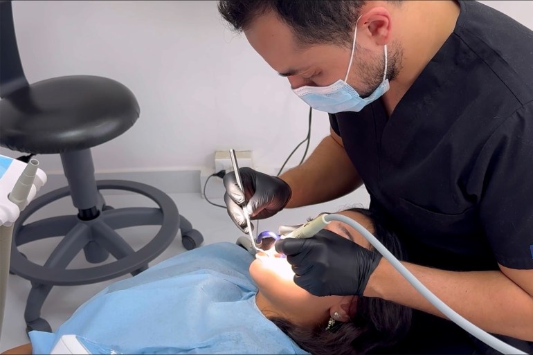 طبيب لبناني يحول عيادته إلى مطبخ