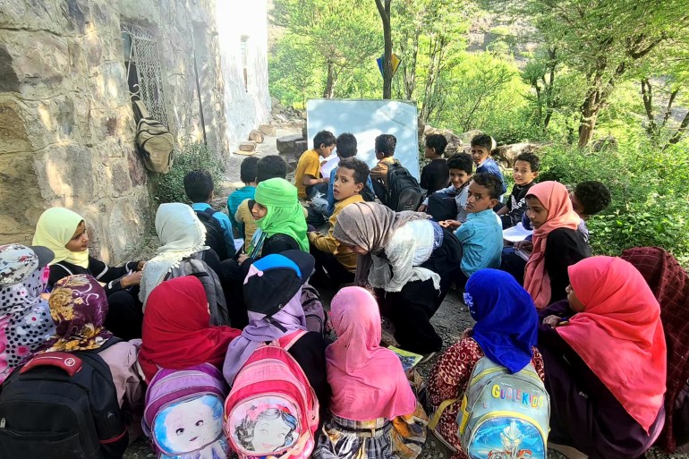 طلاب يمنيون على الهواء الطلق_