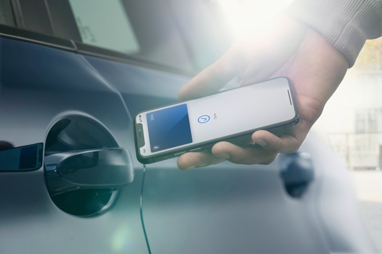 apple car key المصدر: @BMWGroup - تويتر