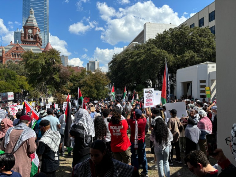 كلمة للشيخ عمر سليمان في مظاهرة بمدينة دالاس بولاية تكساس وذلك بمناسبة حلول ذكرى عام على الحرب الإسرائيلية على غزة (الجزيرة)