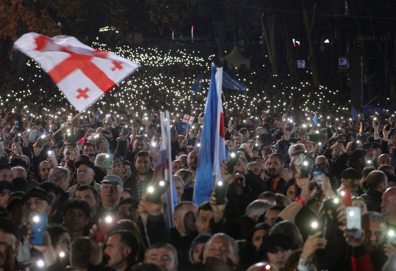 Supporters of the Georgian Dream party attend a final campaign rally ahead of the upcoming parliamentary elections in Tbilisi, Georgia October 23, 2024. REUTERS/Irakli Gedenidze