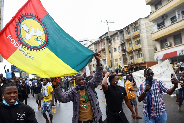 reiuters-mzq4-1729573645 Protesters hold a PODEMOS flag during a nationwide strike called by Mozambique presidential candidate Venancio Mondlane to protest the provisional results of an October 9 election, in Maputo, Mozambique, October 21, 2024. REUTERS/Siphiwe Sibeko