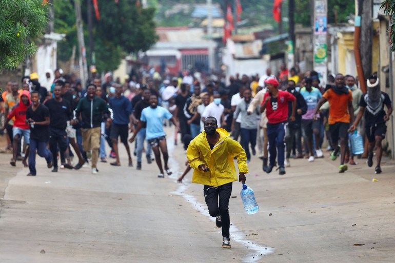 reiuters-mzq5-1729573651 People charge towards the police, during a nationwide strike called by Mozambique presidential candidate Venancio Mondlane to protest the provisional results of an October 9 election, in Maputo, Mozambique, October 21, 2024. REUTERS/Siphiwe Sibeko