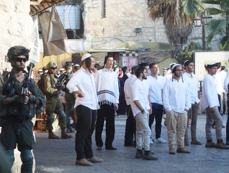 35642894-1726480664 Jewish settlers under the protection of Israeli forces raid Hebron- - HEBRON, WEST BANK - SEPTEMBER 14: A group of Jewish settlers under the protection of Israeli soldiers raids the Old City area of Hebron, West Bank on September 14, 2024.