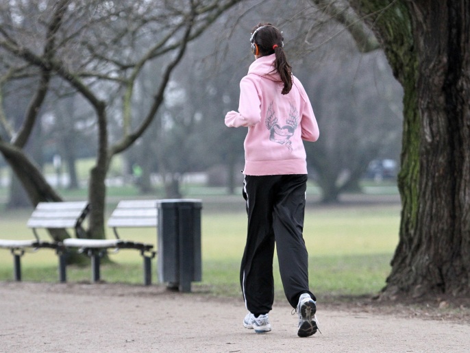 4a9f713f-ad00-472f-b9fb-b3bdd95d2201 ليس هناك ما يمنع ممارسة الركض في الأماكن المفتوحة خلال فصلي الخريف والشتاء، إذا ما تم الالتزام بشرطين أساسيين، ألا وهما: الإحماء الجيد وارتداء الملابس المناسبة. (النشر مجاني لعملاء وكالة الأنباء الألمانية "dpa". لا يجوز استخدام الصورة إلا مع النص المذكور وبشرط الإشارة إلى مصدرها.) عدسة: dpa