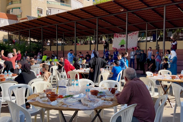 65fg-1732451023 إفطار جماعي لبناني تقليدي في مركز الإيواء يعكس روح التضامن والتآخي الجزيرة