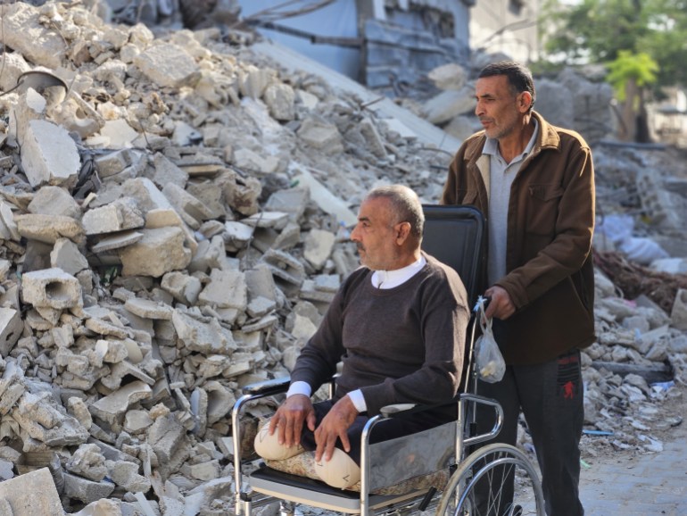 789-3-1732178621 لا يمضي يوم دون أن يقصد الفلسطيني الجريح رجاء عويضة (45 عاما) أطلال منزله الذي دمرته غارة شنتها طائرات حربية إسرائيلية بمدينة خان يونس جنوبي قطاع غزة، ليستعيد اللحظات الأخيرة التي جمعته بأبنائه الأربعة الذين قتلوا بهذه الغارة. وبقلب مثقل بالألم، يتأمل عويضة، الذي فقد عينه وقدميه جراء الهجوم، أطلال منزله الذي كان مصدرا للأمان والدفء له ولعائلته، أما اليوم فقد بات شاهدا صامتا على مأساة لا تُنسى. ( Hani Alshaer - وكالة الأناضول )