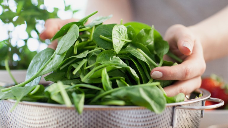 86a22ddb-ae78-492a-ae9c-ee7f03106ce3 المصادر الغذائية الغنية بالحديد تتمثل في اللحوم الحمراء ومنتجات القمح والسبانخ والعدس ورقائق الشوفان. (النشر مجاني لعملاء وكالة الأنباء الألمانية “dpa”. لا يجوز استخدام الصورة إلا مع النص المذكور وبشرط الإشارة إلى مصدرها.) عدسة: dpa صور: Christin Klose/dpa-tmn/dpa