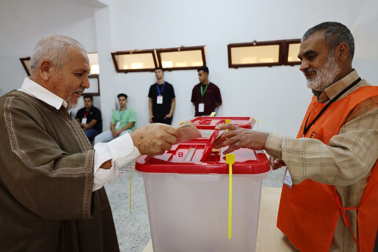 A Libyan casts his vote during the municipal elections in Misrata, Libya's third-largest city, on November 16, 2024. - This election, which concerns 58 municipalities out of 142 in total and for which nearly 190,000 voters are listed (out of 7 million inhabitants), arouses enthusiasm among the youngest, who have often never voted in their lives. Thanks to a relative calm on the security level, it is being held for the first time in a decade in localities spread across the entire territory of a country undermined by divisions between East and West, where two authorities are based rivals. (Photo by ISLAM ALATRASH / AFP)