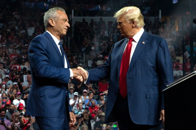 afp_ho-1724476838 GLENDALE, ARIZONA - AUGUST 23: Former Republican presidential candidate Robert F. Kennedy Jr. and Republican presidential nominee, former U.S. President Donald Trump shake hands during a campaign rally at Desert Diamond Arena on August 23, 2024 in Glendale, Arizona. Kennedy announced today that he was suspending his presidential campaign and supporting former President Trump. Rebecca Noble/Getty Images/AFP (Photo by Rebecca Noble / GETTY IMAGES NORTH AMERICA / Getty Images via AFP)