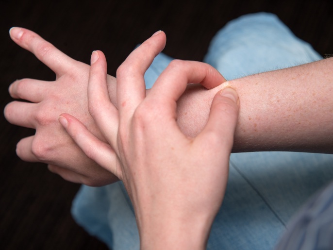 c46a7136-182b-4e39-962d-918dd1b9ad2a يستمر المصاب بحك الجلد القهري في حك جلده إلى أن يلتهب وينزف وتنشأ ندبات، مما يدفعه للعزلة خجلاً من تشوه مظهر البشرة. (النشر مجاني لعملاء وكالة الأنباء الألمانية "dpa". لا يجوز استخدام الصورة إلا مع النص المذكور وبشرط الإشارة إلى مصدرها.) عدسة: dpa