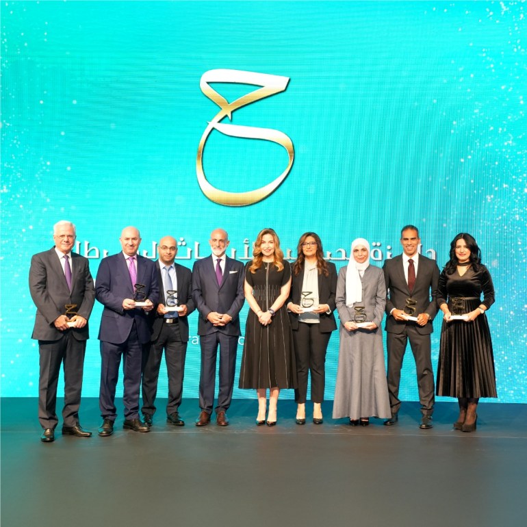 d8a8d984d8a7d8aa-2-1731638557 مندوبا عن الملك عبدالله الثاني، كرم الأمير طلال بن محمد، الباحثين الفائزين بجائزة الحسين لأبحاث السرطان للعامين 2023 و2024، بحضور الأميرة غيداء طلال، رئيسة هيئة أمناء مؤسسة ومركز الحسين للسرطان، في حفل أقيم في عمان. تاريخ الصورة 14 نوفمبر 2024. الفائزون عن دورة 2023 يتوسطهم الأمير طلال بن محمد و الأميرة غيداء طلال