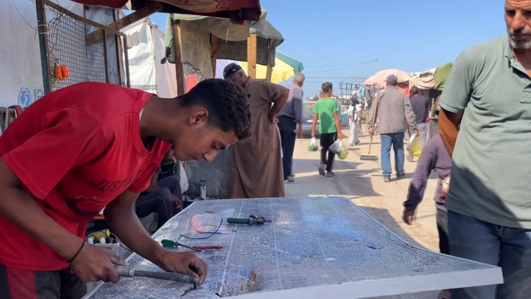 نور يكسر عتمة الإبادة.. الغزيّ حمد يصلح ألواح طاقة شمسية