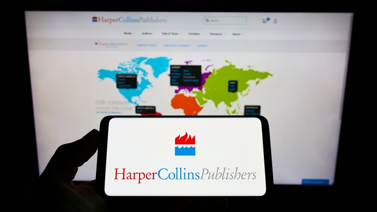 d98ad8b3d984d8b3d98ad8a1d8b1-1732437380 Stuttgart, Germany - 02-05-2022: Person holding cellphone with logo of US company HarperCollins Publishers LLC on screen in front of business webpage. Focus on phone display. Unmodified photo.