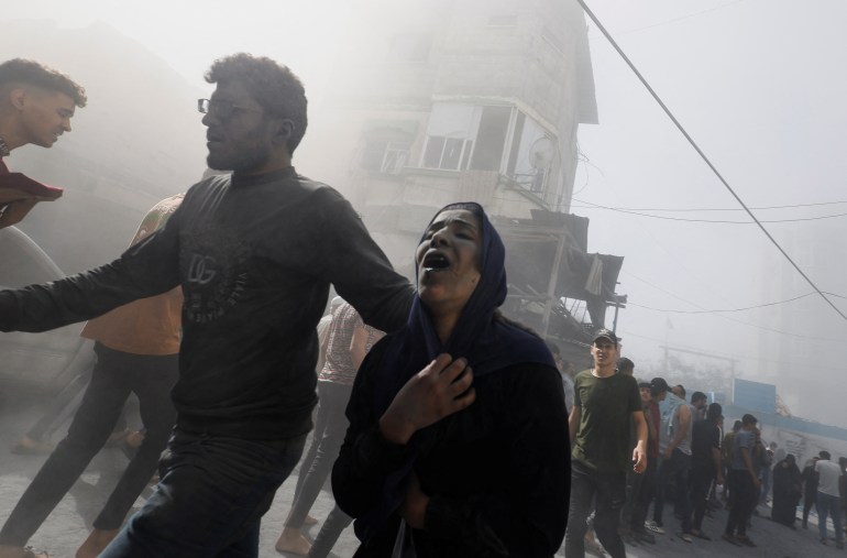 Palestinians react at the site of Israeli strikes on houses, as the conflict between Israel and Palestinian Islamist group Hamas continues, in Khan Younis in the southern Gaza Strip, October 26, 2023. REUTERS/Mohammed Salem