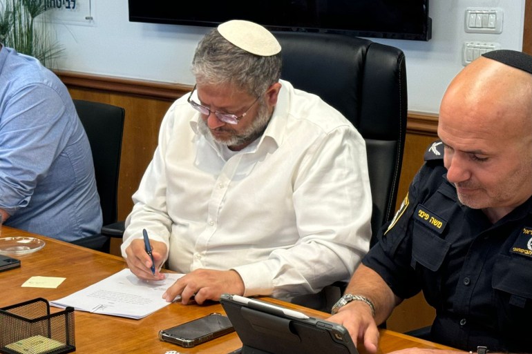 بن غفير يوقع قرارا يمدد منع زيارة الأسرى الفلسطينيين