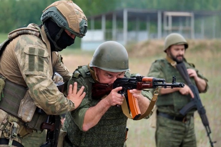 jpg12123-1689864651 A fighter from Russian Wagner mercenary group conducts training for Belarusian soldiers on a range near the town of Osipovichi, Belarus July 14, 2023 in this still image taken from handout video. Voen Tv/Belarusian Defence Ministry/Handout via REUTERS ATTENTION EDITORS - THIS IMAGE WAS PROVIDED BY A THIRD PARTY. NO RESALES. NO ARCHIVES. MANDATORY CREDIT
