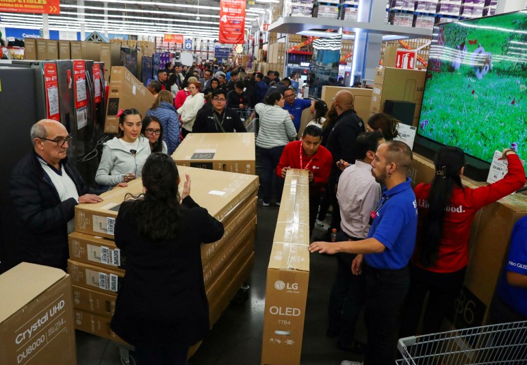 picture-11147-1732375467 Customers wait to pay for television screens and other items at Sam's Club store during the opening of Mexican shopping season event "El Buen Fin" (The Good Weekend) as consumers shop, emulating the "Black Friday" shopping, in Mexico City, Mexico, November 7, 2024. REUTERS/Henry Romero