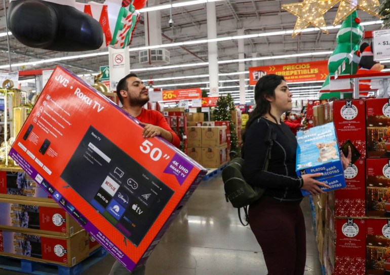 picture-11148-1732375476 Customers carry a television screen and other items at Sam's Club store during the opening of Mexican shopping season event "El Buen Fin" (The Good Weekend) as consumers shop, emulating the "Black Friday" shopping, in Mexico City, Mexico, November 7, 2024. REUTERS/Henry Romero