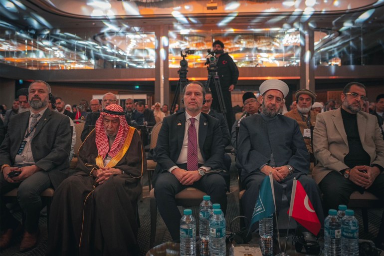 مؤتمر دولي في تركيا يدعو للعمل من أجل حماية المقدسات في القدس - الجزيرة نت إسطنبول/ أطلق وقف الأمة التركي مؤتمرا دوليا بمشاركة شخصيات من 40 دولة حول العالم، احتفالا بمرور عشر سنوات على تأسيسه. وأكد المشاركون أن القدس محور وحدة الأمة، داعين لضرورة العمل من أجل حماية المقدسات الإسلامية. وشارك في المؤتمر عدد من الشخصيات الرسمية التركية وشبه الرسمية، بالإضافة إلى عدد من الشخصيات العلمائية البارزة وممثلين عن هيئات علمائية من الدول العربية والإسلامية. وقال متولي الوقف الشيخ أحمد العمري، إن الوقف أُسس في إطار جهود الأمة الإسلامية لدعم قضاياها، وعلى رأسها قضية القدس والمسجد الأقصى، الذي يعتبر بوصلة الأمة. واستعرض العمري في كلمة له مشاريع الوقف خلال السنوات العشر الماضية التي تم تنفيذها في القدس وغزة وسوريا ولبنان وليبيا والمغرب. وقال "من بين تلك المشاريع التي تم تنفيذها في مدينة القدس بناء أكبر مجمع دعوي في المدينة، وترميم الأوقاف والمنازل المجاورة للمسجد الأقصى، بالإضافة إلى بناء تكية وقفية لرعاية كبار السن والأيتام. وأضاف "وشملت إنجازات الوقف بناء مدرسة، ومجمع خاص بالأيتام يتسع لـ400 طالب، إضافة إلى تطوير مدارس أخرى وتدريب المعلمين وتزويد المدارس بالوسائل التعليمية الحديثة". وقال الشيخ خالد المذكور، مفتي الكويت السابق وممثل الاتحاد العالمي لعلماء المسلمين: "إن القدس هي محور وحدة الأمة، وإن العمل يجب أن يتواصل من أجل حماية المقدسات الإسلامية". وقال الإعلامي القطري جابر الحرمي إن الأمة الإسلامية يجب أن تظل متحدة في مواجهة التحديات التي تواجهها، خاصة في غزة والقدس. وأكد المشاركون في بيان المؤتمر الختامي على ضرورة مواصلة العمل المشترك لدعم قضايا الأمة الإسلامية، مؤكدين على أن القدس ستظل على رأس الأولويات، وأن الجهود ستستمر في توفير الدعم اللازم لفلسطين ولبقية البلدان التي تعاني من النزاعات والظروف الإنسانية الصعبة. وتأسس "وقف الأمة التركي" في نوفمبر/تشرين الثاني 2013 بمدينة إسطنبول، ويهدف للوصول إلى الديمومة في توفير الدعم للبرامج التعليمية والاقتصادية والمشاريع الاجتماعية والصحية لدعم القدس والمقدسيين، عبر استثمار الموارد البشرية والمالية. وأعلن الوقف تنفيذه 1167 مشروعا في مدينة القدس خلال سنوات عمله، استفاد منها مئات آلاف المقدسيين، منها 456 مشروعا في خدمة قطاع التعليم، تمثلت في دعم المدارس وترميمها ودعم الطلاب والمدرسين وتثبيت صمودهم. وأضاف تنفيذه 33 مشروعا خدماتيا، و195 مشروعا لدعم اقتصاد المدينة ودعم تجارها، في ظل سياسات الاحتلال الرامية إلى إفقار المدينة وإجبار تجارها على إغلاق مشاريعهم التجارية في المدينة، ونقل ملكيتها إلى المستوطنين.