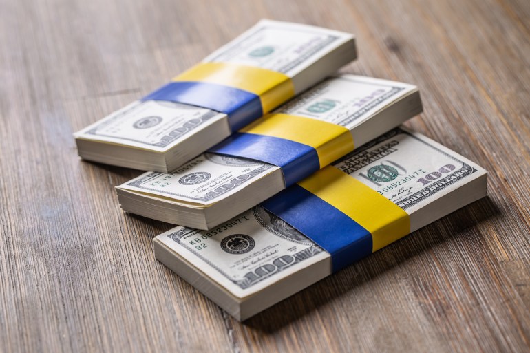 shutterstock_2149462835 العلم الأوكراني مع الدولار