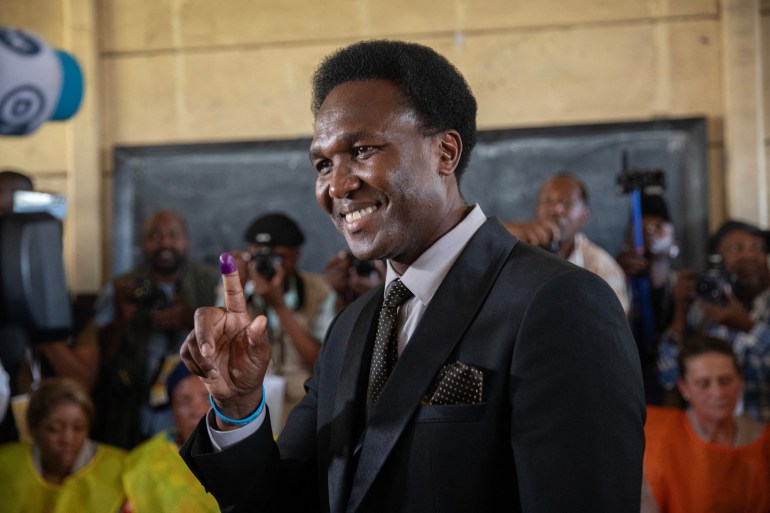 The presidential candidate for the Optimistic Party for the Development of Mozambique (Podemos) Venancio Mondlane shows his finger marked with indelible ink after voting at a polling station in Maputo on October 9, 2024 during Mozambique's national election. (Photo by ALFREDO ZUNIGA / AFP)