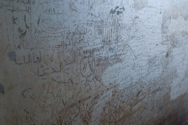 001-1-1734268781 رسائل المعتقلين على جدران الزنازين في سجن المزة (الاناضول)