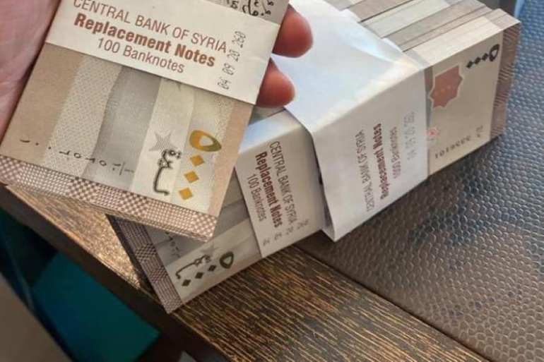 1-1707342830 الليرة السورية سجلت خسائر متتالية منذ المرسوم 3 عام 2020 الذي يحظر التعامل بغير العملة السورية. الجزيرة