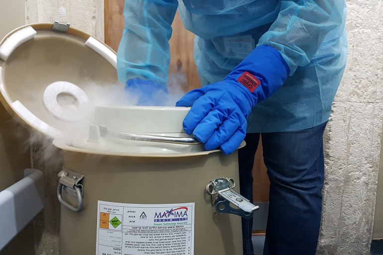 12-d8a3jpg-1735030856 12-أسيل جندي، مستشفى المطلع، جبل الزيتون، مرحلة إخراج الخلايا الجذعية بعد تخزينها وتجميدها بالنيتروجين استعدادا لإعادة زرعها (الجزيرة نت).jpg.jpg.jpg