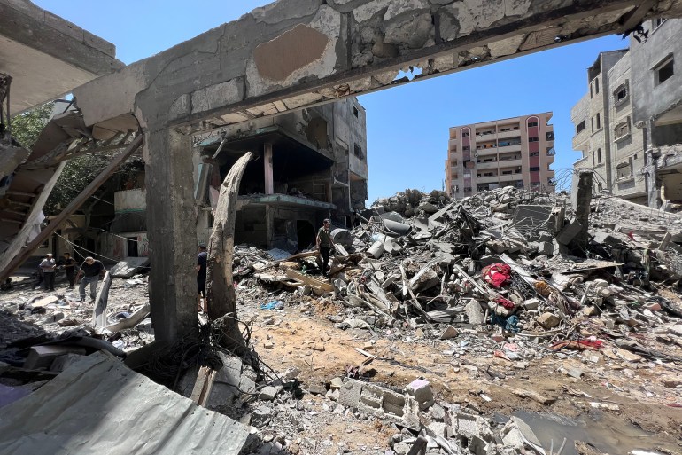 العديد من شوارع وأزقة مخيم النصيرات بدت كساحة حرب حيث دمر العدوان المنازل والبنية التحتية