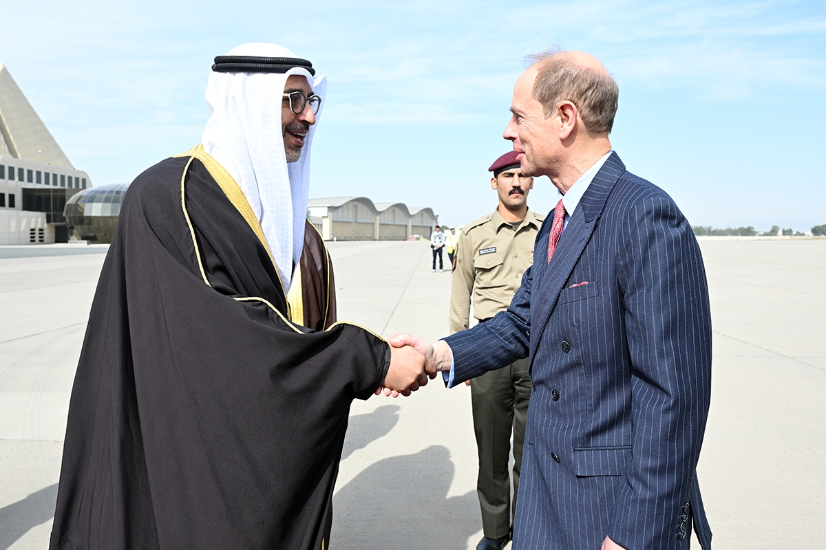 العبدالله مستقبلاً الأمير إدوارد لدى وصوله في المطار