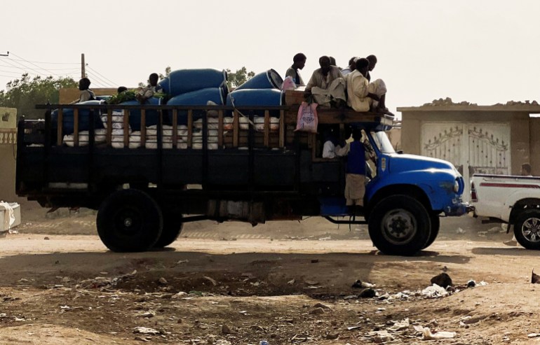 44-1723704510 Families flee RSF advances in Sudan's El Gezira state, on Sennar Road in the city of al-Dinder, Sennar state, Sudan رويترز