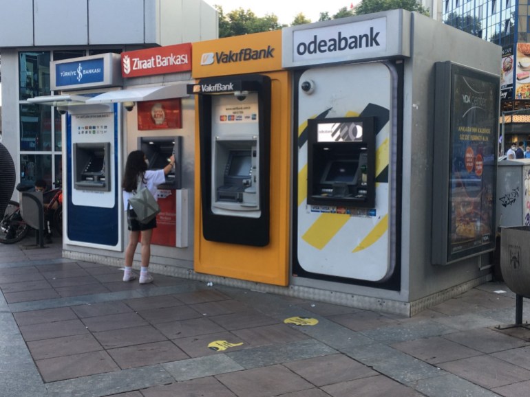 5-43 صرافات آلية تابعة لمجموعة من البنوك التركية في مركز العاصمة أنقرة (الجزيرة)