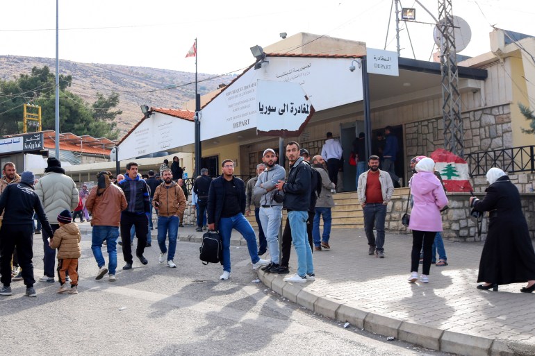 51-46-1733661095 Syrians return to Damascus via Lebanon's Masnaa border crossing east of Beirut on December 8, 2024, following the fall of the Syrian capital to anti-government fighters. - Islamist-led rebels took Damascus on December 8 after a lightning offensive, sending President Bashar al-Assad fleeing and ending five decades of Baath party rule in Syria. (Photo by Hassan JARRAH / AFP)