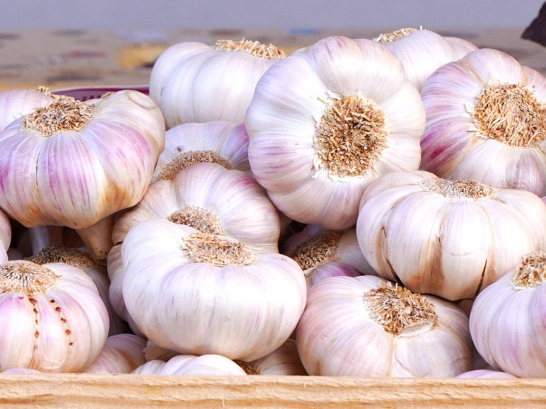 5f124c94-1b44-4eab-8387-1f6ee0b3c16d لماذا يجب أن تكون فصوص الثوم رفيقتك في السرير؟ من بيكسابي