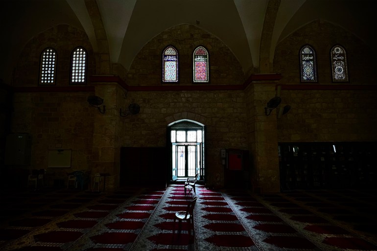 657d8bad981-1733670266 تطرق الشمس نوافذ الأقصى في كل صباح، وتتسلل أشعتها الدافئة عبر الجبص المعشق بالزجاج لتصطبغ بألوانه الزاهية الجزيرة