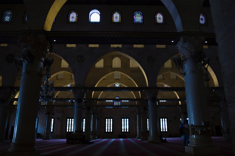 67d8bad981d984-1733670259 تطرق الشمس نوافذ الأقصى في كل صباح، وتتسلل أشعتها الدافئة عبر الجبص المعشق بالزجاج لتصطبغ بألوانه الزاهية الجزيرة