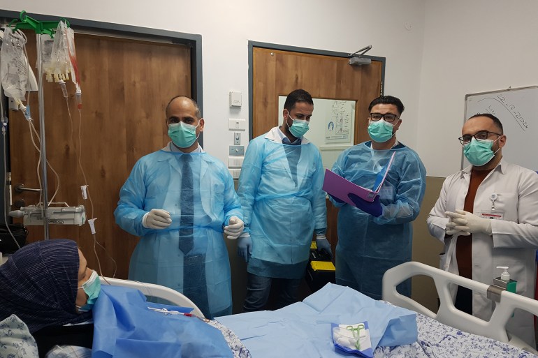 9-d8a3d8b3d98ad984-d8acd986d8afd98ajpg-1735030836 9-أسيل جندي، مستشفى المطلع، جبل الزيتون، أخصائي أمراض الدم وزراعة النخاع ورئيس قسم الدم وزراعة النخاع في مستشفى المطلع الطبيب حمدي جنازرة وطاقمه أثناء إجراء عملية زراعة نخاع ذاتية في مستشفى المطلع(الجزيرة نت).jpg