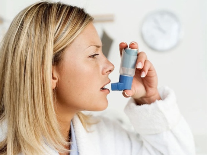 9ee69c4f-2e1a-499c-9484-d228e30e821b التقنية السليمة للاستنشاق هي العامل الحاسم في استعمال بخاخ الربو. (النشر مجاني لعملاء وكالة الأنباء الألمانية "dpa". لا يجوز استخدام الصورة إلا مع النص المذكور وبشرط الإشارة إلى مصدرها.) عدسة: dpa