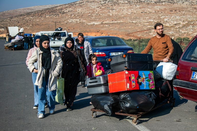 ap24344339152003-1733813587 Syrian families arrive to cross into Syria from Turkey at the Cilvegozu border gate, near the town of Antakya, southern Turkey, Monday, Dec. 9, 2024. (AP Photo/Metin Yoksu)