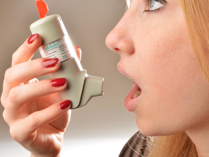 bae7b642-7d4f-4930-8e27-eed979c14257 لتجنب رائحة الفم الكريهة، ينبغي على مرضى الربو غسل الفم بعد كل استنشاق أو تناول طعام يستلزم الكثير من المضغ، مثل خبز الحبوب الكاملة أو ثمرة تفاح. (النشر مجاني لعملاء وكالة الأنباء الألمانية "dpa". لا يجوز استخدام الصورة إلا مع النص المذكور وبشرط الإشارة إلى مصدرها.) عدسة: dpa