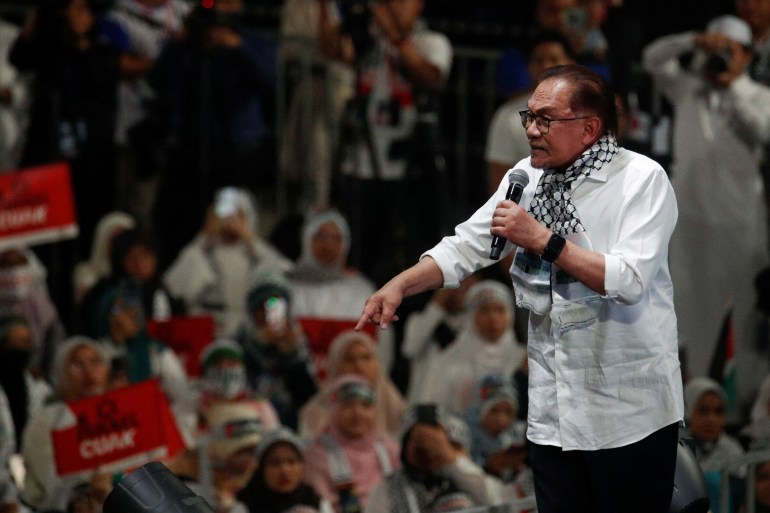 d8a9d8b4d985d987d8a6d8b4-3-1698169566 Malaysia Prime Minister Anwar Ibrahim delivers his speech during a solidarity gathering to show support for Palestinians, amid escalating conflict between Israel and Hamas, in Kuala Lumpur, Malaysia, October 24, 2023. REUTERS/Hasnoor Hussain