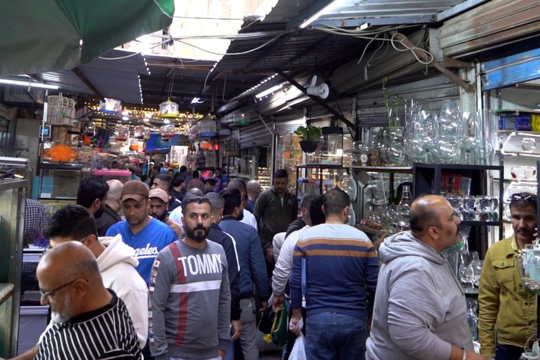d9a1d9a2d9a3d9a4d9a5d9a65-1734805131 زوار السوق من السياح والمحليين في رحلة عبر الزمن الجزيرة